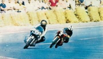 Ángel Nieto tuvo una actuación sensacional en la prueba de 125cc. Fue la carrera de un consumado maestro. En la imagen aparece detrás de su gran rival Barry Sheene (37) al que no le da tregua