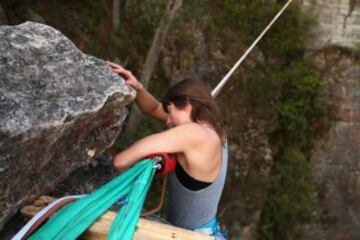 El slackline es un deporte extremo de equilibrio en el que se usa una cinta (normalmente elástica) que se engancha entre dos puntos fijos y se tensa. No se usa ninguna herramienta para ayudar a mantener el equilibrio. Se pueden realizar saltos, movimientos dinámicos, posturas de yoga incluso acrobacias. 