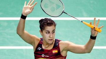 La espa&ntilde;ola Carolina Mar&iacute;n celebra su victoria ante la nipona Minatsu Mitani tras el partido que enfrent&oacute; a ambas en el Abierto de Francia que se celebra en Par&iacute;s (Francia).