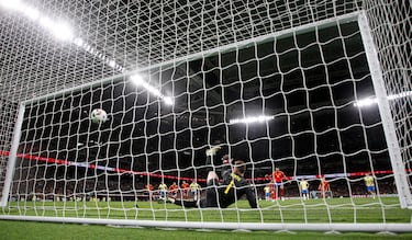 1-0. Rodrigo Hernández, con la pierna derecha, lanza potente y al medio para superar a Bento.