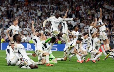 Los jugadores del conjunto blanco celebran la remontada y la clasificación para la final de la Champions League.