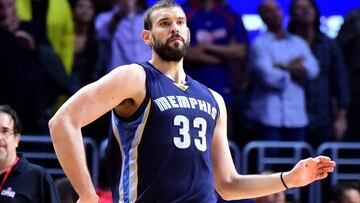 LOS ANGELES, CA - NOVEMBER 16: Marc Gasol #33 of the Memphis Grizzlies celebrates his three point basket for a lead over the LA Clippers during the final seconds of the fourth quarter at Staples Center on November 16, 2016 in Los Angeles, California. The Grizzlies won 111-107. NOTE TO USER: User expressly acknowledges and agrees that, by downloading and or using this photograph, User is consenting to the terms and conditions of the Getty Images License Agreement. Harry How/Getty Images/AFP
== FOR NEWSPAPERS, INTERNET, TELCOS & TELEVISION USE ONLY ==