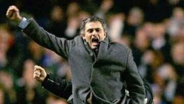 <b>LIGA DE CAMPEONES. </b>Jose Mourinho celebra uno de los goles que consiguió el Chelsea en Stamford Bridge frente al Barcelona.