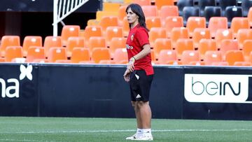 Carol Miranda, nueva entrenadora del Valencia, en un entrenamiento en Mestalla. 