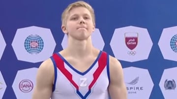 El gimnasta ruso Ivan Kuliak posa con la Z de apoyo al ej&eacute;rcito de Rusia durante el podio de la Copa del Mundo de Gimnasia Art&iacute;stica de Doha.