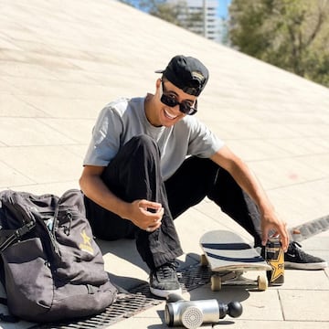 Nacido un 20 de noviembre de 1998, este skater de Sao Paulo (Brasil) es uno de los más técnicos del mundo. Con sponsors de la talla de Nike Sb o Rockstar apoyándole, este brasile?o ha ganado prácticamente todo lo que se puede ganar en el mundo del skateboarding: desde paradas de la World Cup en Moscú, Praga, Vigo, Breda o Rotterdam a la FISE, pasando por el Phoenix AM y tantos otros eventos. Viene dispuesto a todo en Valencia, aunque delante tenga a auténticos primeras espadas del patín nacional e internacional.
