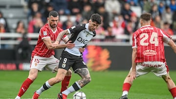 La equipación retro del Burgos Club de Fútbol está inspirada en la temporada 2000/2001 del Burgos CF, el año en el que la ciudad volvió a latir al mismo tiempo con un ascenso que devolvió la ilusión a la afición en El Plantío.