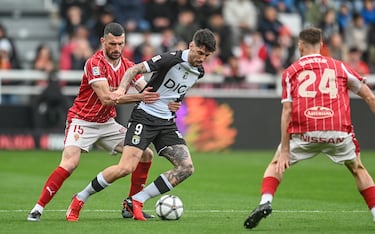 La equipación retro del Burgos Club de Fútbol está inspirada en la temporada 2000/2001 del Burgos CF, el año en el que la ciudad volvió a latir al mismo tiempo con un ascenso que devolvió la ilusión a la afición en El Plantío.