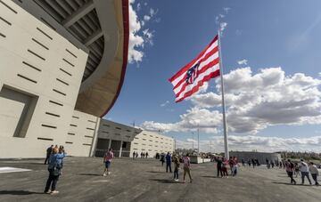 Desde las 10:00 de la ma?ana los aficionados atl¨¦ticos celebran el estreno del nuevo estadio rojiblanco Wanda Metropolitano en los alrededores del estadio.