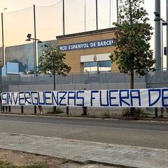 La peña Juvenil protesta: "Sinvergüenzas, fuera de aquí"