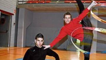 <b>DECEPCIÓN. </b>Cristopher, con la pelota; David, de rojo, con la cinta.