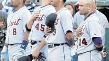 <b>DUELO EN EL BÉISBOL ESTADOUNIDENSE POR LA MUERTE DE LIDLE.</b> En todos los encuentros disputados ayer en la liga americana de béisbol se guardó un minuto de silencio en señal de duelo por el fallecimiento de Cory Lidle (a la izquierda, arriba, jugando), cuya avioneta se estrelló el miércoles contra un rascacielos en el centro de Nueva York.