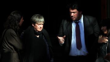 GRAFCAT9253. BARCELONA, 05/02/2024.- Ester Garc¨ªa (2i), abogada de la v¨ªctima del exfutbolista brasile?o Dani Alves, acusado de violar a una joven en un ba?o de la discoteca Sutton de Barcelona en diciembre de 2022, sale de la Audiencia de Barcelona durante un receso del juicio contra Alves, que ha comenzado este lunes con el tr¨¢mite de cuestiones previas de acusaciones y defensas. EFE/Alberto Est¨¦vez