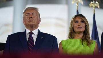 El presidente Donald Trump y la primera dama Melania Trump suben al escenario en el jardín sur de la Casa Blanca en el cuarto día de la Convención Nacional Republicana, el jueves 27 de agosto de 2020 en Washington.