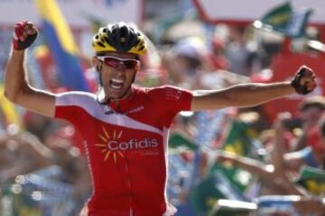 El ciclista español del equipo Cofidis Daniel Navarro, celebra su victoria en la decimotercera etapa de la Vuelta Ciclista a España 2014, que ha transcurrido entre Belorado (Burgos) y el Parque de Cabárceno (Cantabria), con un recorrido de 188,7 kilómetros.