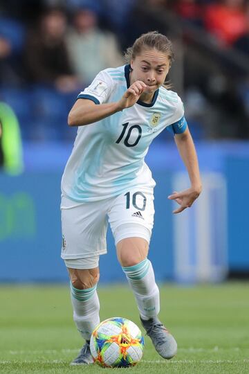 Japón empató sin goles ante Argentina y Canadá logró la victoria por la mínima diferencia ante Camerún.