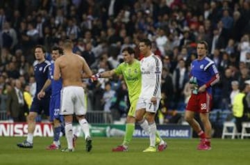 Iker Casillas se llevó a Cristiano Ronaldo al centro del campo para saludar a la afición blanca tras finalizar el encuentro.