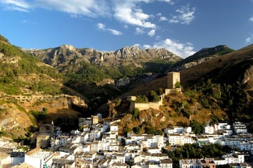 Cazorla, abrigado por el Peñón de los Halcones, a sus espaldas, y vigilada por El Castillo de la Yedra, levantado durante la época andalusí, y decorada por las ruinas de la renacentista iglesia de Santa María, es un pueblo que mira hacia un mar de olivos mientras invita a adentrase en el parque natural de las Sierras de Cazorla, Segura y Las Villas. Un verdadero deleite para los sentidos que convierte a la localidad jienense en un destino irrenunciable.