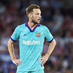 Valverde se carga a Rakitic y Carles Pérez; vuelve Dembélé