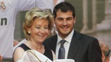 <b>CON LA BLANCA. </b>Esperanza Aguirre se puso la camiseta blanca, igual que hace días hizo con la del Atlético.