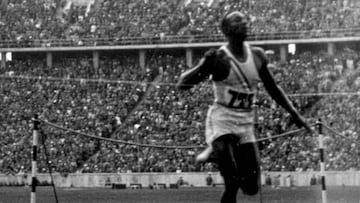 Jesse Owens cruza la meta en la prueba de los 100 metros lisos en los Juegos Ol&iacute;mpicos de Berl&iacute;n 1936.