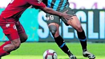 <b>GOL Y TROPIEZO. </b>Etoo, que en la imagen encara a De Vezze, anotó un tanto de penalti.