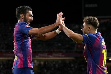 Ferran Torres celebra con Fermín López el 2-0 al Elche. 
