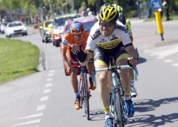 Maarten Tjallingii saluda al público congregado en los alrededores de Nimega, salida de la tercera etapa.