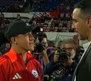 Alexis Sánchez se encontró a Claudio Bravo en plena cancha y esto sucedió