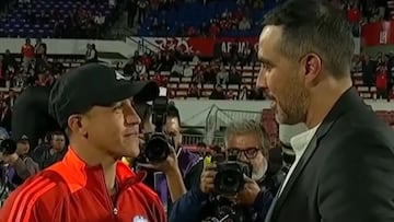 Alexis Sánchez se encontró a Claudio Bravo en plena cancha y esto sucedió