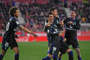 0-1. Álvaro Morata celebra el primer el con José María Giménez y Rodrigo de Paul. El delantero madrileño anota en el minuto 90.