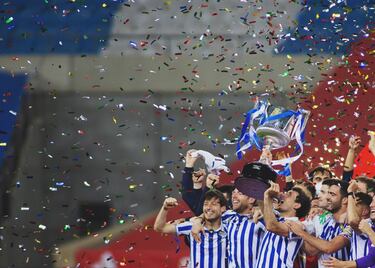 Athletic y Real Sociedad se veían las caras por primera vez en una final de Copa. Este hecho histórico llegó en 2020, un año marcado irremediablemente por la pandemia del coronavirus. El fútbol paró, pero volvió y la final de Copa querían que se jugara con público por lo que hubo que esperar a 2021... Con el calendario apretado y otra final de Copa de por medio, ambos equipos se citaron en La Cartuja el 3 de abril. Un gol de Mikel Oyarzabal de penalti dio el título a los de San Sebastián. Dos semanas más tarde, el Athletic volvía a caer en otra final copera, esta correspondiente a la temporada 20/21, frente al Barcelona por un contundente 0-4. 