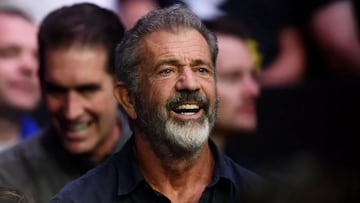 Mel Gibson es criticado por un video que muestra al actor y director aparentemente dando un saludo militar a Donald Trump en la pelea de 264 de la UFC.