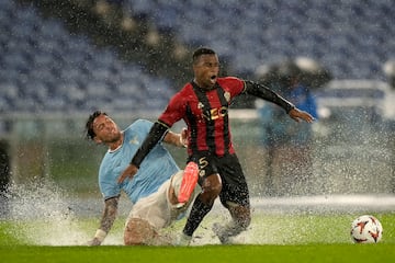 Lucha sobre el agua de Luca Pellegrini y Youssoufa Moukoko.