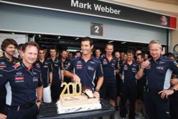 Mark Webber celebra con su equipo de Red Bull las 200 carreras disputadas por el piloto australiano en junio del 2011.