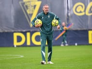 Gaizka Garitano dirigiendo un entrenamiento en la Ciudad Deportiva Bahía de Cádiz.