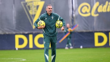 Gaizka Garitano dirigiendo un entrenamiento en la Ciudad Deportiva Bahía de Cádiz.