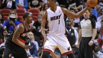 Chris Bosh (1) ante Wesley Matthews (2).