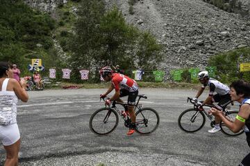 El belga Thomas De Gendt y el australiano Michael Matthews viajan en una escapada durante los 183 km de la decimoséptima etapa.