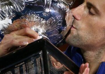 Novak Djokovic besa el trofeo tras ganar el Open de Australia 2016 de tenis.