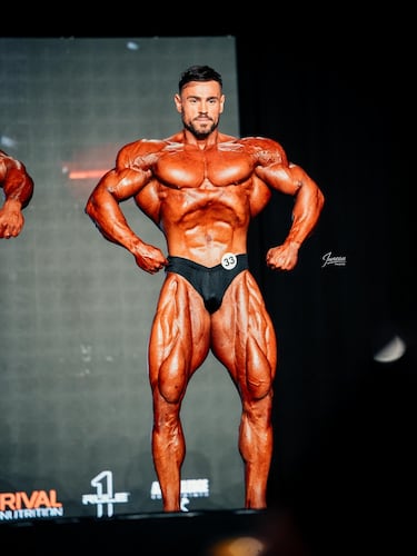 Nacido en Yecla, Murcia, probablemente sea el culturista más popular de España. En 2024 debutó en Mr. Olympia y y finalizó en sexto lugar. En 2025 ha alcanzado un histórico cuarto puesto en la categoría Classic Physique.