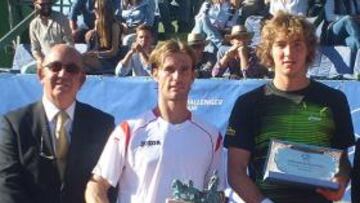 DOBLETE. El tenista valenciano se llevó un cheque de más de 6.000 euros por su victoria en el cuadro individual. También ganó en el dobles.