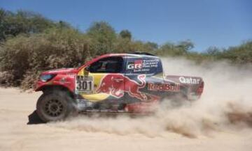 El piloto Al Attiyah (Qatar) y su copiloto Baumel Matthieu en la segunda etapa entre Resistencia y San Miguel de Tucumán (Argentina).