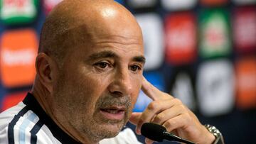 Argentina&#039;s national footbal team coach, Jorge Sampaoli, speaks during a press conference to announce the last but one list of players called to take part in the FIFA friendly matches -in preparation for the World Cup 2018- at the Argentine Football Association (AFA), in Ezeiza on March 1, 2018.   Italia y Espax96a, a jugarse el 23 y 27 de marzo. Foto: AFP/Alberto Raggio.
 Argentina will meet Italy and Spain next March 23 and 27, respectively. / AFP PHOTO / ALBERTO RAGGIO