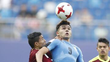 JHK02 DAEJEON (COREA DEL SUR) 08/06/2017.- El jugador uruguayo Nicolas Schiappacasse (c) en acci&oacute;n contra el venezolano Eduin Quero (i) durante la semifinal del Mundial sub&#039;20 disputado entre Uruguay y Venezuela en el Daejeon World Cup Stadium de Daejeon (Corea del Sur), hoy, 8 de junio de 2017. EFE/Jeon Heon-Kyun