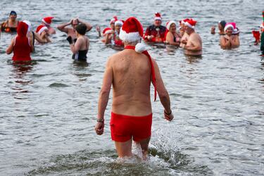 Miembros del club de natación de invierno "Focas de Berlín" se han bañado, con gorro de Papá Noel incluido, en el lago alemán con unas temperaturas bajo cero. El grupo, que actualmente cuenta con 157 miembros, asegura que esta práctica es saludable y puede ayudar a reforzar el sistema inmune.