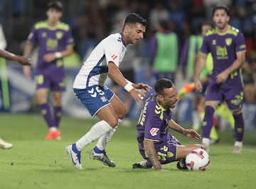 Pellicer espera que no se repita el mañl primer tiempo de Tenerife. En primer plano Manu Molina.