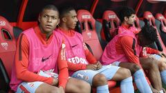 Mbapp&eacute; en el banquillo.