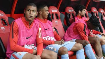 Mbappé en el banquillo.