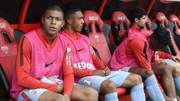 Mbapp&eacute; en el banquillo.